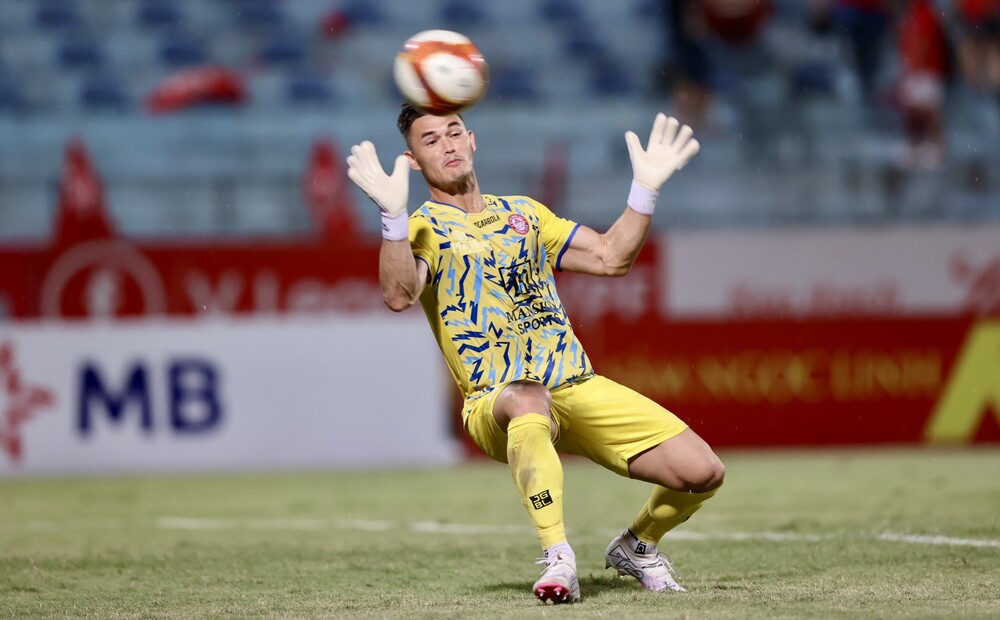 Anh mất nhiều thời gian để làm quen với V League